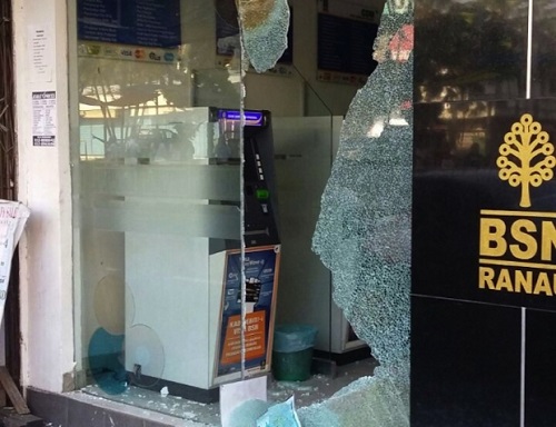 A photo being widely circulated shows glass panes believed to have been shattered during this morning's earthquake be at a local bank in Ranau, near the epicenter of the earthquake. (Source: themalaymailonline)