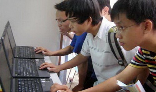 People access the Internet at an event in Ho Chi Minh City. Tuoi Tre