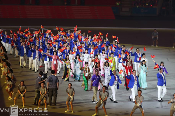 Đoàn thể thao Việt Nam tiến vào khu vực hành lễ. 