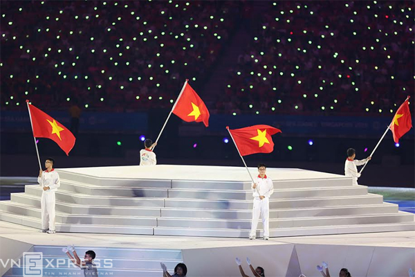 Quốc kỳ Việt Nam phất cao khi đoàn thể thao nước chúng ta xuất hiện.