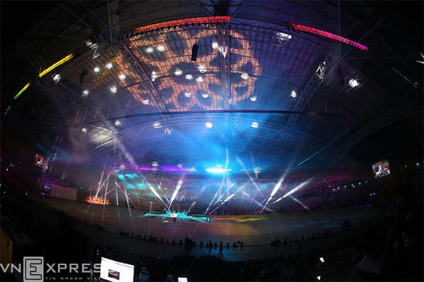 Với lượng máy chiếu lớn hơn cả lễ khai mạc Olympic Bắc Kinh 2008, sân khấu chính luôn biến đổi với màu sắc đa dạng.