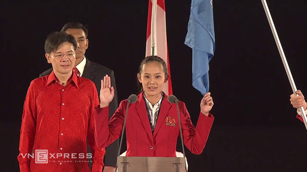 Đội trưởng bóng lưới Singapore Micky Lin thay mặt các vận động viên tham dự SEA Games 28 đọc lời tuyên thệ thi đấu hết mình và trong sạch.