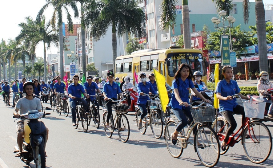 Hơn 50 đoàn viên, thanh niên Quận đoàn Thanh Khê đạp xe diễu hành qua tuyến đường Điện Biên Phủ.