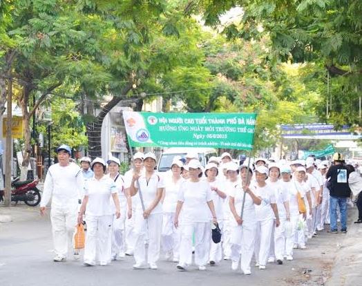 đi bộ “Vì một trái đất bền vững”. 