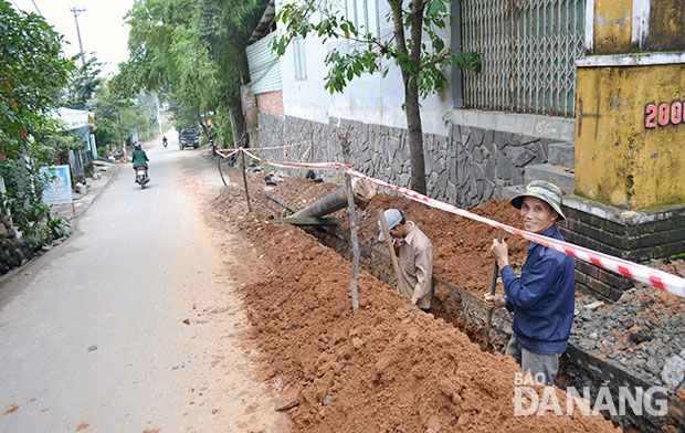 Thi công lắp đặt hệ thống dẫn nước sạch tại xã Hòa Nhơn. 