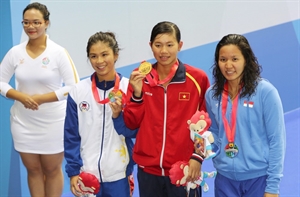 Nguyen Thi Anh Vien (red jacket) won the women’s 200m backstroke event (Photo: VNA)