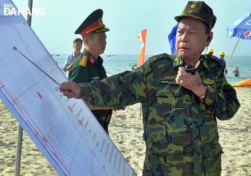    A representative from the local border guard force asks the maritime police to announce the incident and prevent nearby ships from moving into the oil spill area.