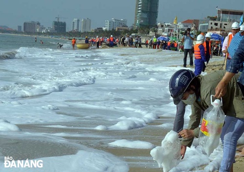 Local residents helping relevant agencies to collecting the oil