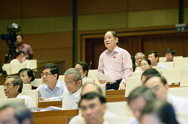 Đại biểu Quốc hội Huỳnh Nghĩa phát biểu tại hội trường sáng 8-6. 