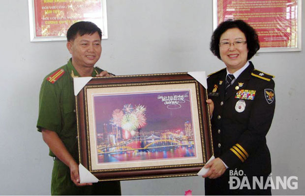 Lãnh đạo Công an Đồn Khu công nghiệp Hòa Khánh - Liên Chiểu tặng quà lưu niệm cho Thiếu tướng Sul Yong Sook.
