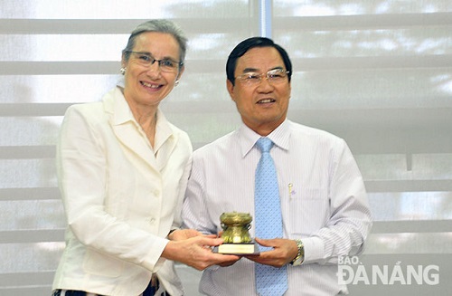 Ambassador Trooster (left) and Vice Chairman Viet