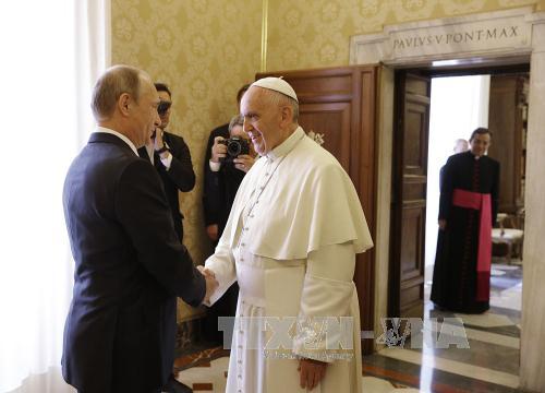 Giáo hoàng Francis (phải) gặp Tổng thống Nga Vladimir Putin tại Vatican hôm 10/6. 