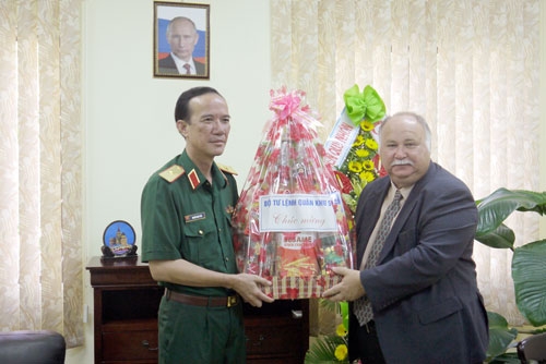 Major General Nguyen Dinh Tien (left) and Russian Consul General Dikushin (Source: www.qdnd.vn)