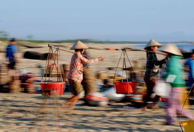 Quang gánh là phương tiện duy nhất để vận chuyển cá, tôm từ bãi biển lên xe.