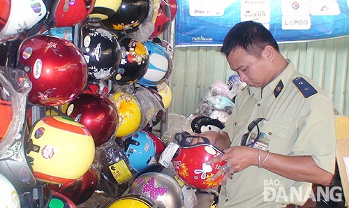 An employee from the Market Management Bureau checking helmets 