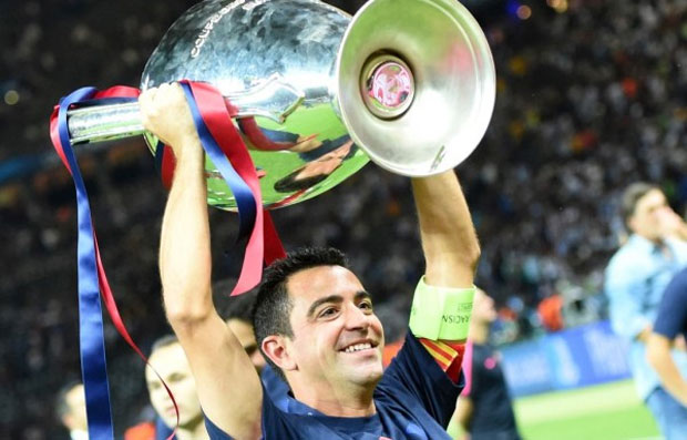 Xavi nâng cao chiếc cúp Champions League 2015 để rồi rời Nou Camp trong sự tiếc nuối của mọi người. (Ảnh: enca.com)