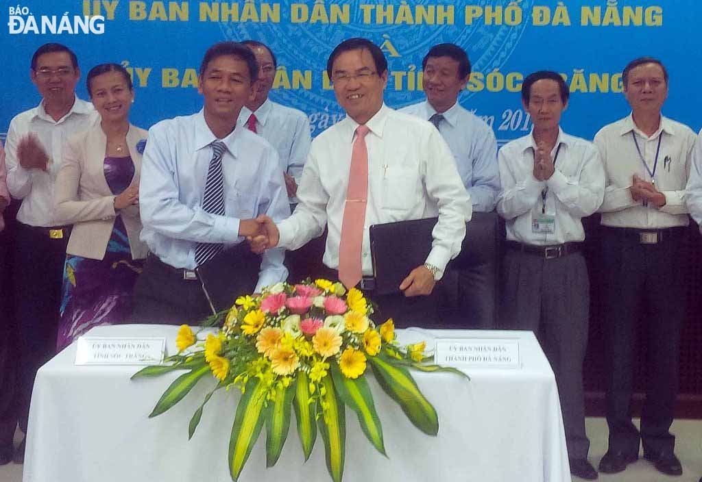 Đại diện hai địa phương ký kết chương trình hợp tác ứng  dụng, phát triển CNTT