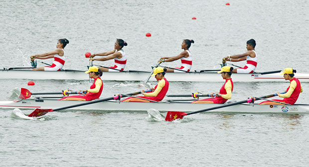 Các tuyển thủ Rowing tiếp tục có một ngày thi đấu thắng lợi với 4 ngôi vô địch trong số 10 nội dung tranh tài. Trong ảnh: Đội Thuyền mái nhẹ 4 nữ 1.000 mét (áo đỏ) xuất sắc góp phần vào thành công chung của Rowing Việt Nam.  Ảnh: REUTERS