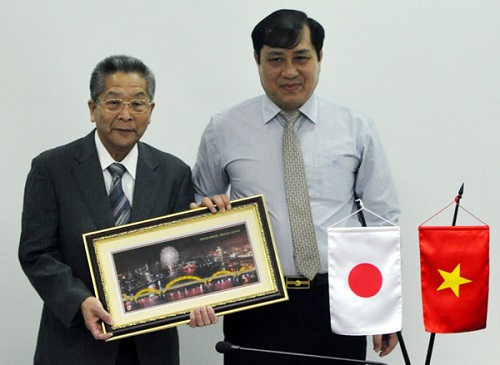 Chairman Duc Tho (right) and Mr Utsumi Katsuo (Photo: cadn.com.vn)