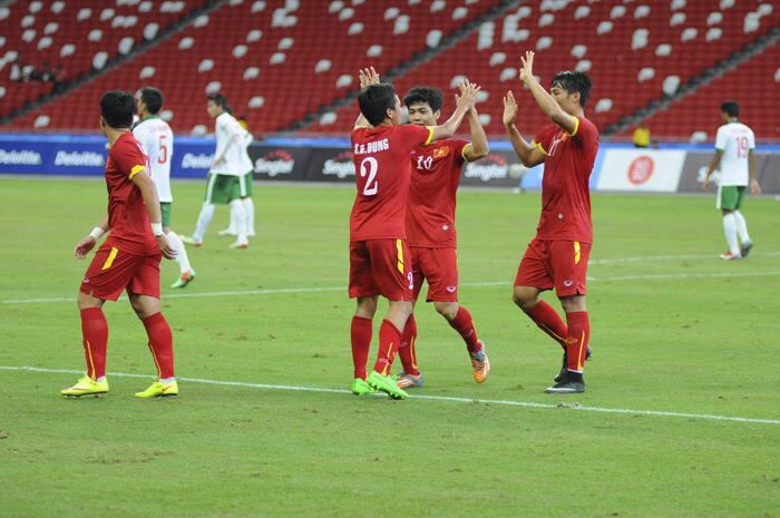 Công Phượng chia vui với Hữu Dũng sau pha ghi bàn nâng tỷ số lên 4-0