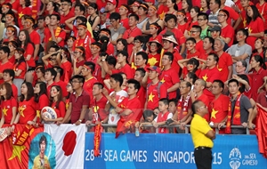 Vietnamese football fans at the Kallang National Stadium (Photo: VNA)