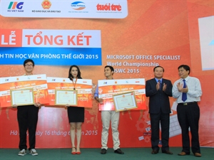 Gold medalists honoured at the ceremony (Source: IIG/VNA)