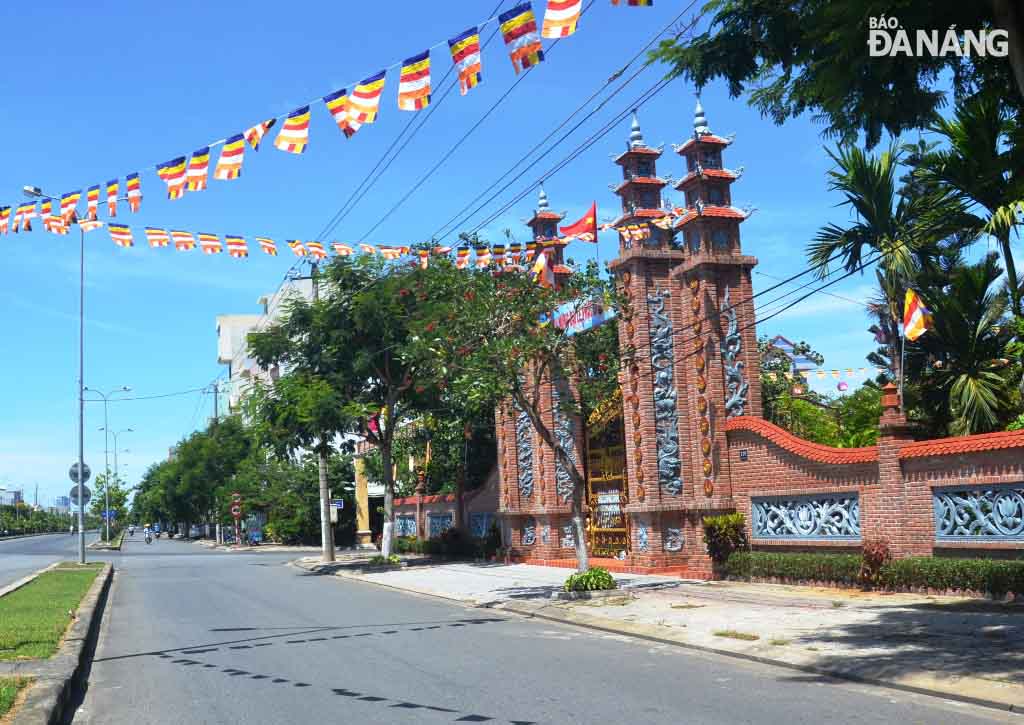 Chua Man Quang-điểm tựa tôn giáo của ngư dân Thọ Quang nằm uy nghiêm trên đường Ngô Quyền
