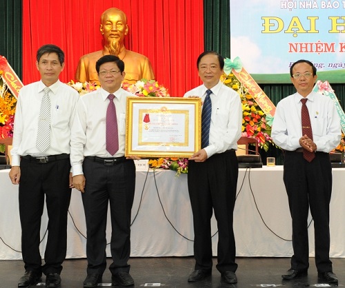 Deputy Secretary Tri (second left) presenting the Third-class Labour Medal to a representative from the Association