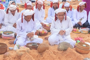 A ritual of the Islamic Cham ethnic people to pray for peace, happiness and bumper crops (Photo: VNA)