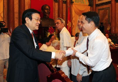 Chủ tịch nước Trương Tấn Sang gặp mặt thân mật Đoàn đại biểu Hội Nhà báo Việt Nam. (Ảnh: Nguyễn Khang - TTXVN)
