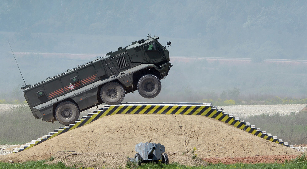  Một xe bọc thép Typhoon-K của Nga đang trình diễn kỹ thuật tại triển lãm Army-2015.