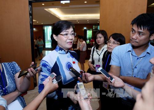 Đại biểu Quốc hội thành phố Hồ Chí Minh Nguyễn Thị Quyết Tâm trả lời phỏng vấn báo chí. 