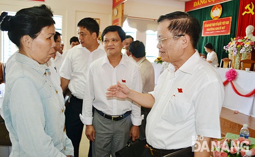  Secretary Tho talking to a voter from Khue My Ward