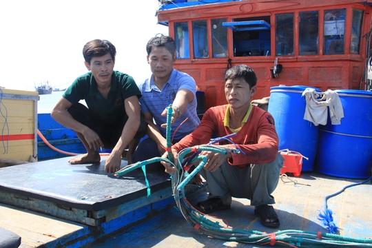 Ngày 10-6, tàu cá của ngư dân Nguyễn Văn Phú, xã Bình Châu, huyện Bình Sơn (Quảng Ngãi) bị Trung Quốc phá ngư lưới cụ khi đang đánh bắt ở Hoàng Sa.