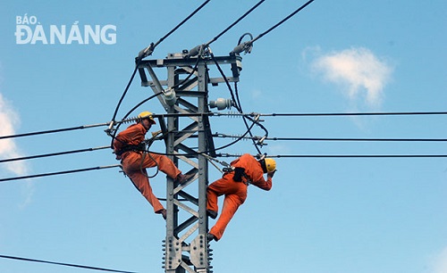 Employees of the Da Nang Power Company carrying out maintenance