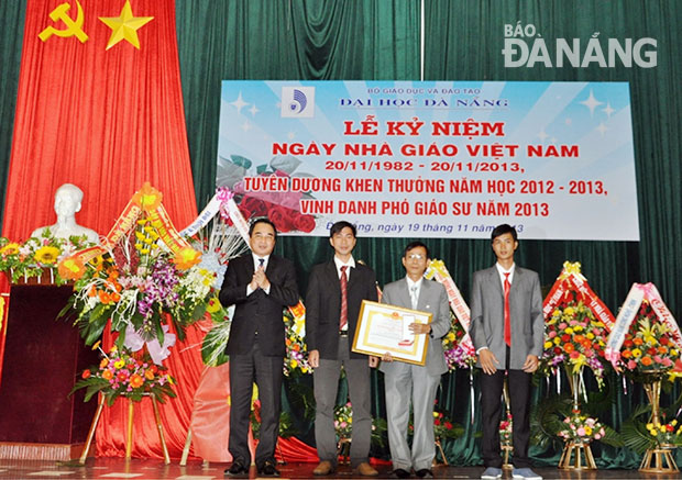 Lãnh đạo thành phố chúc mừng Ban Giám đốc Đại học Đà Nẵng nhân Ngày Nhà giáo Việt Nam năm 2013. Ảnh: ĐHĐN