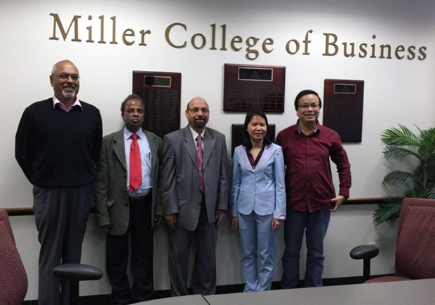 PGS, TS Võ Thị Thúy Anh cùng với các nhà khoa học Trường Đại học Kinh doanh Miller, Hoa Kỳ.
