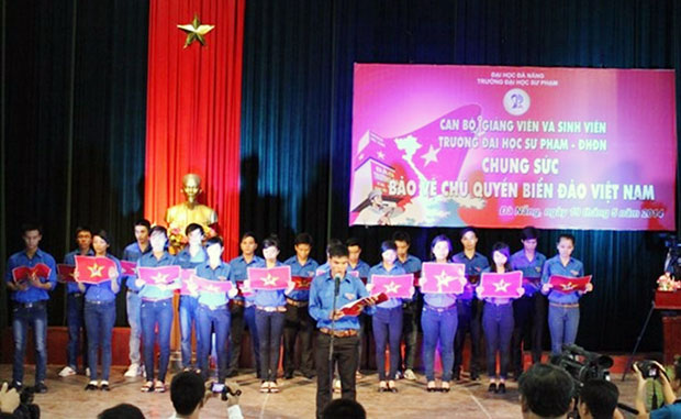 Thế hệ trẻ Đại học Đà Nẵng chung sức vì biển, đảo quê hương.