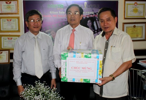 Vice Chairman Viet (middle) presenting a gift to representatives from the Dan Tri online newspaper (Photo: danang.gov.vn)