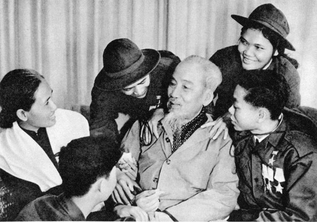 Chủ tịch Hồ Chí Minh với các anh hùng, dũng sĩ miền Nam ra thăm miền Bắc (28-2-1969). Ảnh tư liệu