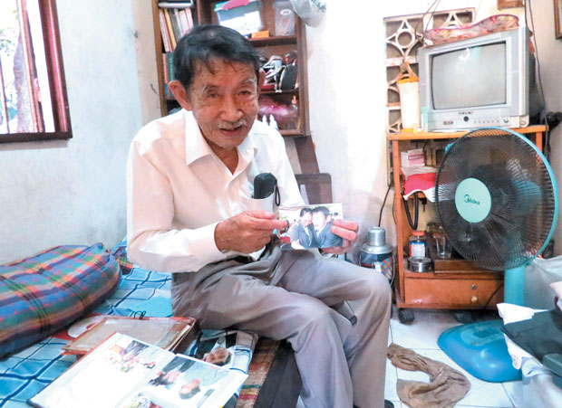 Phát thanh viên Minh Luận vui mừng vì vừa nhận được album chụp hôm kỷ niệm thành lập Đài Phát thanh Đà Nẵng.                                                                       