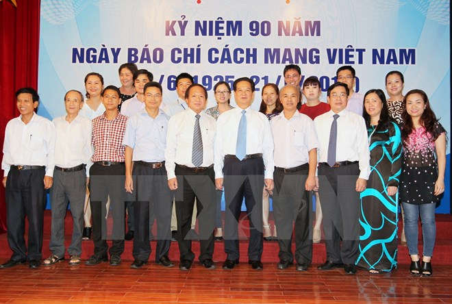 Thủ tướng Nguyễn Tấn Dũng chụp ảnh kỷ niệm với đại diện các cơ quan báo chí Trung ương và địa phương.