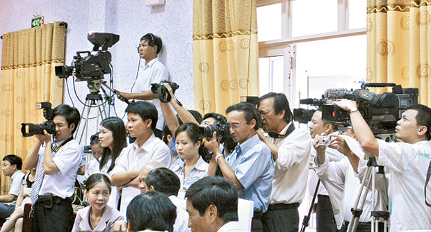 Cạnh tranh thông tin ngày càng gay gắt, đòi hỏi những người làm báo phải nỗ lực trong quá trình tác nghiệp để chuyển tải tin tức đến người xem một cách chính xác, kịp thời.