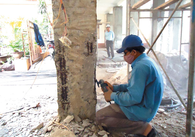 Một trong nhiều trụ bê-tông tại nhà A5 chung cư Vũng Thùng bị bong tróc, hư hỏng.