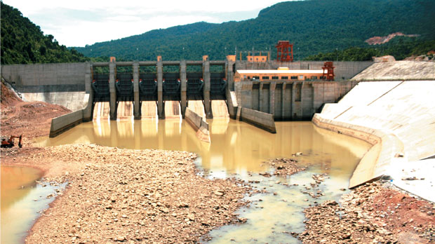 Nhà máy thủy điện Sông Bung 5 chặn khô sông Bung, bất chấp văn bản đề nghị xả nước phát điện với lưu lượng tối thiểu nhằm duy trì dòng chảy trên sông Vu Gia. Đây là một trong những nguyên nhân chính dẫn đến tình trạng thiếu nước sinh hoạt cho nhân dân Đà Nẵng vào tháng 8-2014.