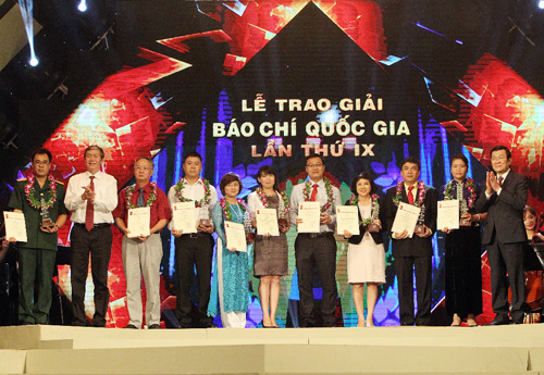 Chủ tịch nước Trương Tấn Sang và đồng chí Đinh Thế Huynh, Uỷ viên Bộ chính trị, Trưởng ban Tuyên giáo Trung ương trao giải A cho các tác giả. Ảnh: TTXVN