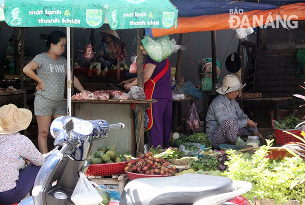 Các hộ họp chợ tạm trên một khu đất đã bố trí tái định cư nhưng không chịu giải tỏa, di dời.