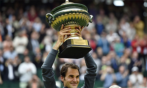 Federer lần thứ tám nâng cao Cup vô địch Gerry Weber Open. Ảnh: AP.