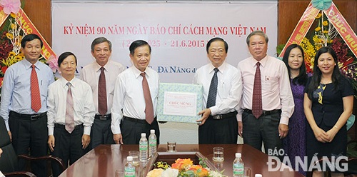 Secretary Tho (4th left) presenting a gift to the Da Nang Newspaper