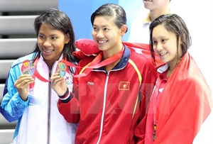 Nguyen Thi Anh Vien (centre) brought home 8 gold medals at the 28th Southeast Asian Games in Singapore (Photo: VNA)